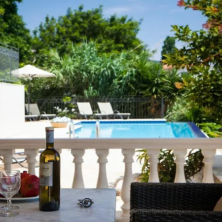 别墅 Lourdata Sleeps 6 Pool Wifi 劳德哈塔