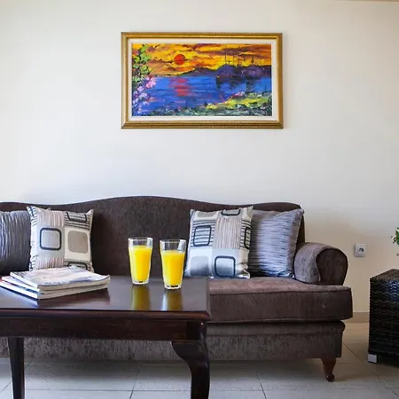 别墅 Lourdata Sleeps 6 Pool Wifi 劳德哈塔