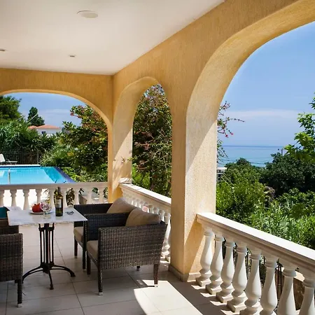 Lourdata Sleeps 6 Pool Wifi