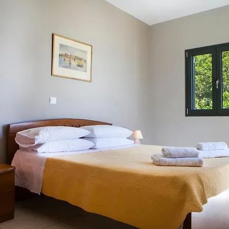 Lourdata Sleeps 6 Pool Wifi